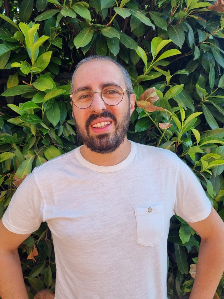 Foto di Enrico in mezzo a delle piante