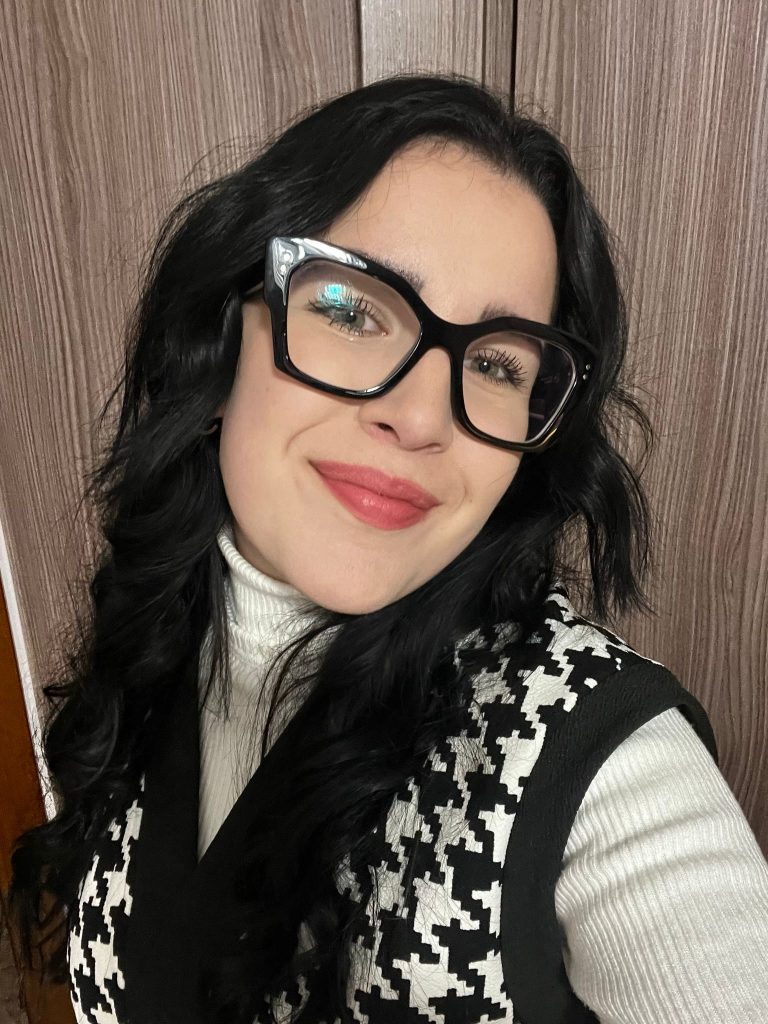 Selfie di Giulia su sfondo neutro