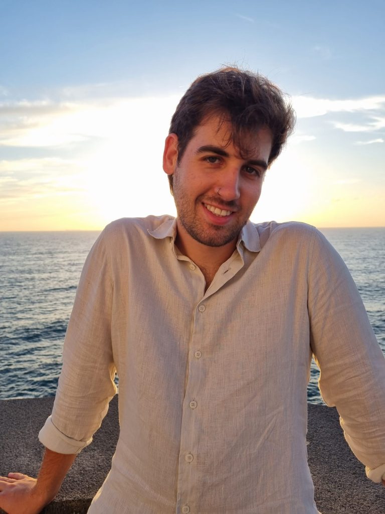 Foto di Jacopo con il mare di sfondo